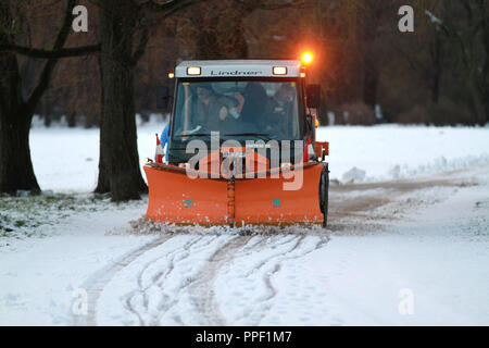 Un chasse-neige ouvre la route au Jardin Anglais à Munich, Allemagne Banque D'Images