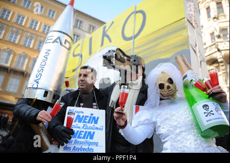 Les manifestants protestent contre la conférence de sécurité de Munich. Les gens habillés sur la Marienplatz à Munich, Allemagne Banque D'Images