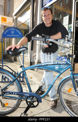 Mike Lasher, propriétaire de 'Mike's Bike Tours' à Munich est heureux de la 'golden'. Banque D'Images