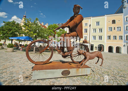 Sculpture sur le marché dans la vieille ville de Burghausen, Haute-Bavière, Allemagne Banque D'Images