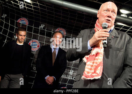 À partir de la droite : le président de hublot, Jean-Claude Biver avec FC Bayern Karl-Heinz Rummenigge et membre du conseil d'administration de Philipp Lahm. Présentation en exclusivité des FC Bayern München horloges au fan shop hublot dans la rue Maximilien, Munich, Allemagne Banque D'Images