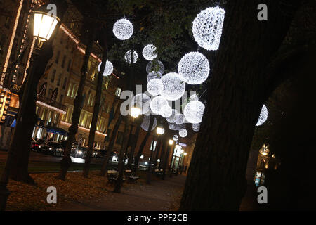 Les lumières de Noël accroché sur les arbres à la Promenadeplatz 2-6 à Munich, Allemagne Banque D'Images