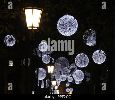 Les lumières de Noël accroché sur les arbres à la Promenadeplatz 2-6 à Munich, Allemagne Banque D'Images