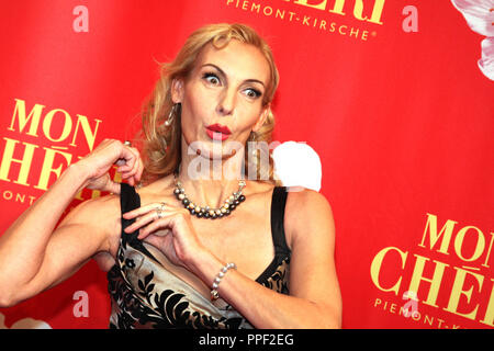 Fabricant de bonbons Ferrero ('Mon cheri') célèbre Barbara journée au Postpalast de Munich, en Allemagne. C'est une nuit de collecte de fonds pour une fondation pour les enfants. Portrait de l'actrice et chanteuse allemande Ute Lemper Banque D'Images