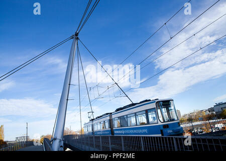 Un tramway sur le pont sur le Mittleren Ring près de la Münchner Tor gare de Munich, Allemagne Banque D'Images