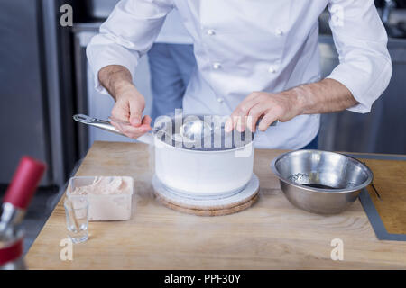 Ce Repas Est Tout Simplement Parfait Cuisinier En Uniforme De Restaurant  Homme Confiant En Tablier Et Chapeau Chef Prêt Pour La Cuisine Homme Barbu  Aime Manger De La Nourriture Professionnel En Cuisine