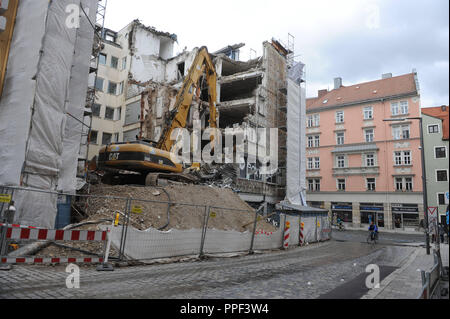 Démolition d'un bâtiment de bureaux et commerciaux dans le Hermann-Sack Hackenviertel-Strasse dans la région de Munich. Banque D'Images