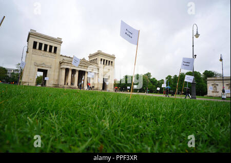 L'artiste basé à Munich Wolfram Kastner rappelle avec une action sur la Koenigsplatz le livre la gravure qui a eu lieu il y a 80 ans. Banque D'Images