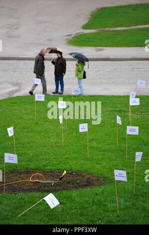 L'artiste basé à Munich Wolfram Kastner rappelle avec une action sur la Koenigsplatz le livre la gravure qui a eu lieu il y a 80 ans. Banque D'Images