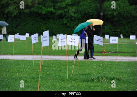 L'artiste basé à Munich Wolfram Kastner rappelle avec une action sur la Koenigsplatz le livre la gravure qui a eu lieu il y a 80 ans. Banque D'Images