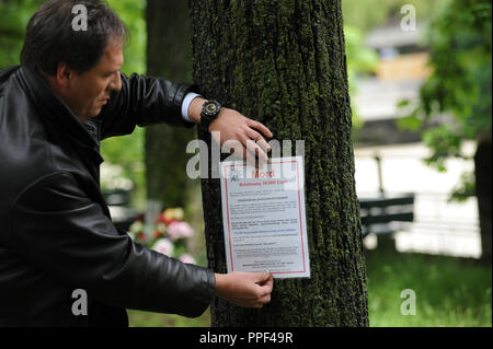 Christian Pipo, Kriminalhauptkommissar (inspecteur en chef) à l'escouade des homicides de la police de Munich, lance un appel à témoins de la police sur les lieux d'un coup de poignard mortel sur la piste cyclable dans l'Erhardstrasse. Banque D'Images