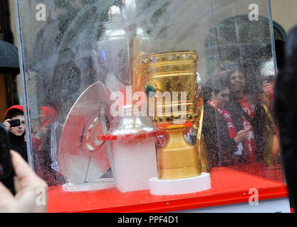Supporters du FC Bayern Munich attendre sous la pluie à Muenchner Freiheit pour célébrer ensemble avec les joueurs la triple victoire de la FCB. Les trophées seront affichées dans une vitrine sur un panier qui voyage avec les joueurs en face de la double-decker bus. Banque D'Images