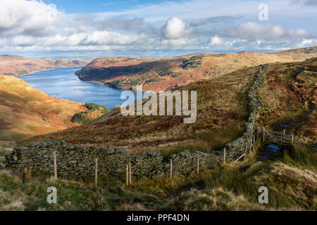 Le réservoir de Haweswater Crag rugueux dans le Parc National du Lake District, Cumbria, Angleterre. Banque D'Images