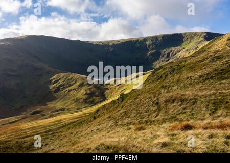 Mauvais Mardale Bell et High Street fells avec Blea tarn ci-dessous de l'eau dans le Parc National du Lake District, Cumbria, Angleterre. Banque D'Images