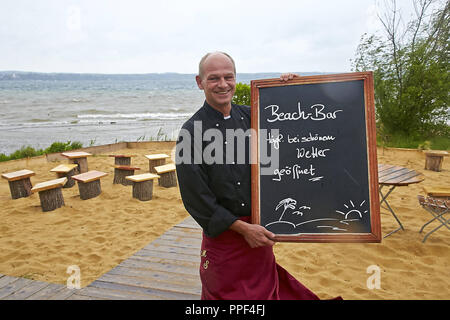 Markus hôte Sulzmann sur la pluie balayée-terrasse du restaurant "zum kleinen Seehaus' dans le Buchscharnstrasse 9 St. à Heinrich sur le Lac de Starnberg. Banque D'Images