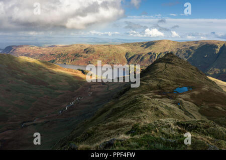 Haweswater Réservoir et Riggindale de Crag dans le Parc National du Lake District, Cumbria, Angleterre. Banque D'Images