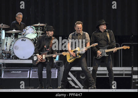 Bruce Springsteen (2e à partir de la droite) et le E-Street Band (de gauche à droite : le batteur Max Weinberg, Nils Lofgren et Steven Van Zandt) vivent dans le stade olympique de Munich. Banque D'Images