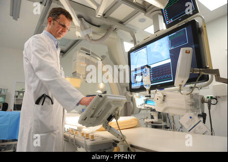 Médecin en chef Harald Kuehl dans le nouveau laboratoire de cathétérisme cardiaque de l'Hôpital d'Harlaching. Banque D'Images