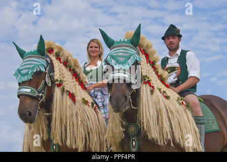 Les cavaliers avec des chevaux de trait à l'Leonhardiritt (St. Leonard's Ride) dans la région de Denia à Inzell, Haute-Bavière. La procession où les chevaux magnifiquement décorées sont bénis, a été mentionné pour la première fois en 1612. Banque D'Images