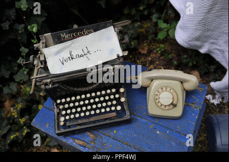 Vieille machine à écrire avec 'vieux' inscrivez-vous à la cour brocante dans le quartier Schwabing de Munich. Banque D'Images