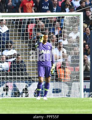 Michel Vorm d'éperons scathes sa tête ayant reconnu le deuxième but au cours de la Premier League match entre Tottenham Hotspur et Liverpool au stade de Wembley, Londres, 15 Sept 2018 Editorial uniquement. Pas de merchandising. Pour des images de football Premier League FA et restrictions s'appliquent inc. aucun internet/mobile l'usage sans licence FAPL - pour plus de détails Football Dataco contact Banque D'Images