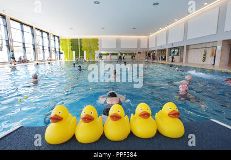 La baignoire dans la Giesing-Harlaching district Klausener Strasse, sur la photo du jour de l'ouverture à la suite d'une modernisation. Banque D'Images