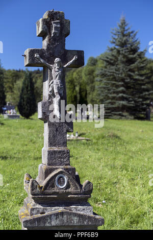 Vieux, du ciment, une croix sur le cimetière orthodoxe. Un signe d'être opposés. Banque D'Images