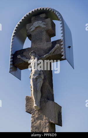 Vieux, du ciment, une croix sur le cimetière orthodoxe. Un signe d'être opposés. Banque D'Images