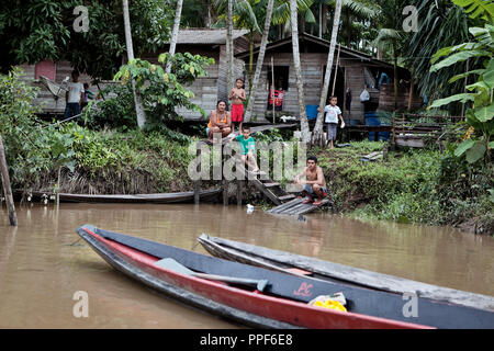 Gerichtsschiff Trubuna Itamatuba ; ; ; ; ; Flussleben Justiz Amazonas dans den Seitenarmen abgelegenen vom Amazonas in der Naehe von Itamatuba. (C) 2012 Frank Schultze / Zeitenspiegel Banque D'Images