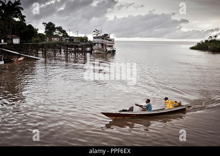 Dans Flussleben Seitenarmen abgelegenen den vom Amazonas in der Naehe von Itamatuba im Amazonas Delta en Brésil. Banque D'Images