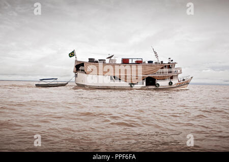 La cour navire 'Tribuna' à pleine vitesse dans le Delta d'Amazonas au Brésil. Tous les deux mois, le navire prend le droit à l'villages isolés de l'Amazonie. Banque D'Images