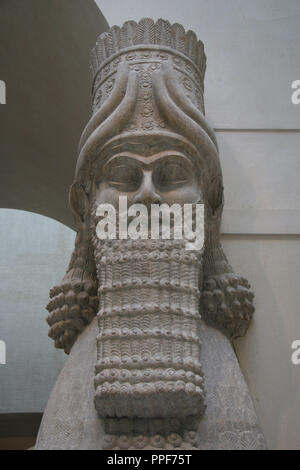 L'art assyrien' ou 'Lamasu Bull-man. Détail de la tête. Reliefs de Sargon II's Palace. Khorsabad (Dur-Sharrukin). L'Assyrie, 721-705 BC. L'albâtre. 8ème siècle avant J.-C.. Musée du Louvre. Paris. La France. Banque D'Images