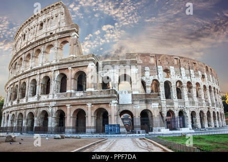 Le Colisée à Rome, sous les nuages merveilleux Banque D'Images