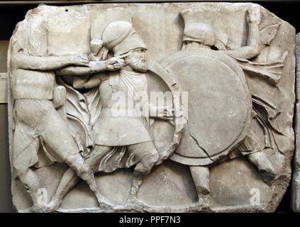 Néréide Monument. Tombeau sculpté de Xanthos. Période classique La Lycie. La Turquie. Warriors(hoplits, archers) Une plus grande tribune frise. 390-380 BC. British Museum. Londres. L'Angleterre. United Kingdom. Banque D'Images