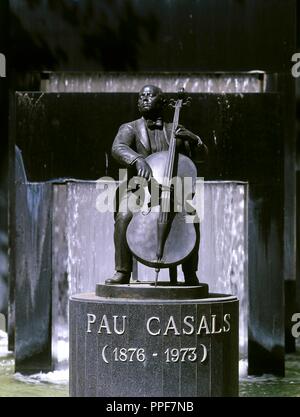 Pau Casals (1876-1973). L'Espagnol violoncelliste, chef d'orchestre et compositeur. Monument à Pau Casals en 1985 par Josep Viladomat (1899-1989). El Vendrell, province de Tarragone, en Catalogne, Espagne. Banque D'Images