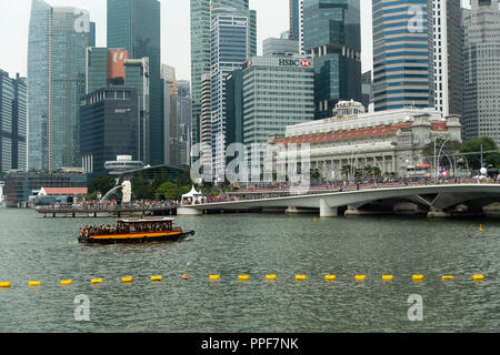 Le Fullerton Hotel et gratte-ciel du quartier financier avec un bateau-taxi et les touristes au centre-ville de Singapour République de Singapour Asie Banque D'Images