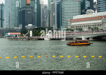 Le Fullerton Hotel et gratte-ciel du quartier financier avec un bateau-taxi et les touristes au centre-ville de Singapour République de Singapour Asie Banque D'Images