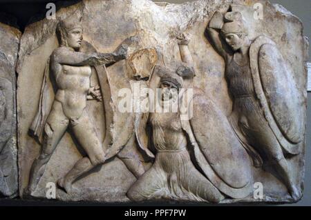 Néréide Monument. Tombeau sculpté de Xanthos. Période classique La Lycie. La Turquie. Un jeune guerrier meurt. Podium frise. 390-380 BC. British Museum. Londres. L'Angleterre. United Kingdom. Banque D'Images