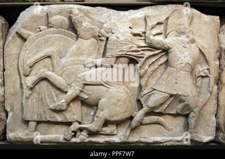 Néréide Monument. Tombeau sculpté de Xanthos. Période classique La Lycie. La Turquie. Guerriers. Une plus grande tribune frise. 390-380 BC. British Museum. Londres. L'Angleterre. United Kingdom. Banque D'Images