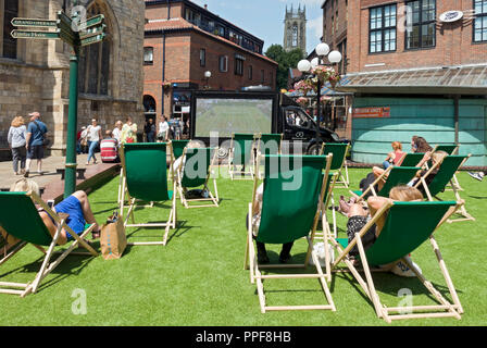 Les gens qui regardent le tennis sur grand écran dehors en plein air en été Coppergate York North Yorkshire Angleterre Royaume-Uni Grande-Bretagne Banque D'Images