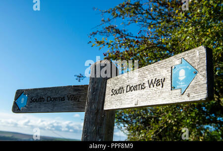 Afficher le long de la South Downs Way à pied à Ditchling Beacon juste au nord de Brighton dans l'East Sussex UK Banque D'Images