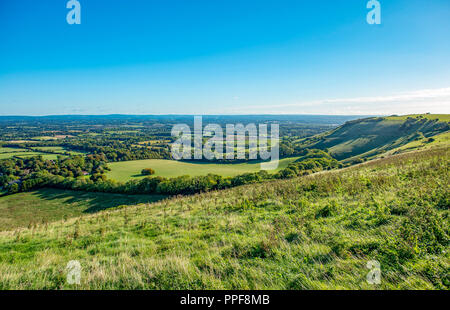 Afficher le long de la South Downs Way à pied à Ditchling Beacon juste au nord de Brighton dans l'East Sussex UK Banque D'Images