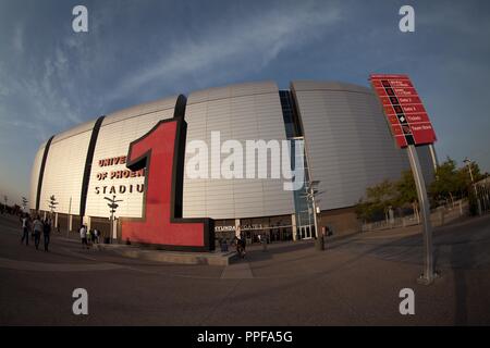 La façade et l'intérieur des aspects de l'ARIZONA CARDINAL STADIUM. ARIZONA CARDINALS STADIUM, lors de la pré-saison 2013 actions et l'International Guinness Banque D'Images