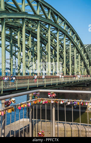 Köln, Liebesschlösser Hohenzollernbrücke auf der über den Rhein - Cologne, Amour verrous au pont Hohenzollern Banque D'Images