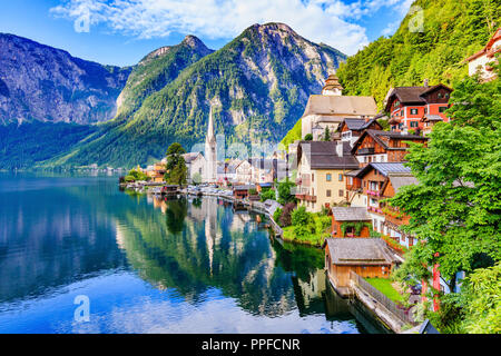 Hallstatt, Autriche. Village de montagne dans les Alpes autrichiennes. Banque D'Images