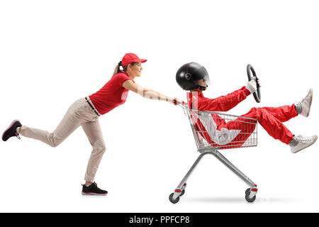 Femme poussant un panier avec un homme racer intérieur isolé sur fond blanc Banque D'Images