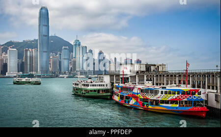 L'île de Hong Kong cityscape de Kowloon avec ferries au quai prises à Hong Kong, Chine le 22 mars 2012 Banque D'Images