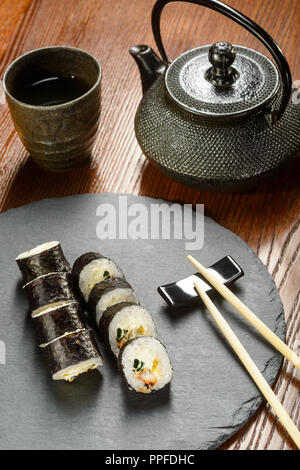 Radis marinés rouleaux de sushi Banque D'Images