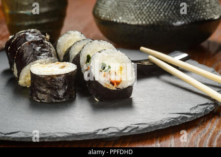 Baguettes et thon rouleaux de sushi Banque D'Images