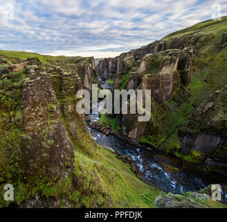 Fjaðrárgljúfur est un canyon dans le sud-est de l'Islande Banque D'Images